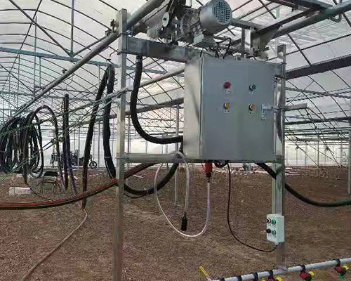 如何給溫室移動苗床選擇搭檔-溫室噴灌機？